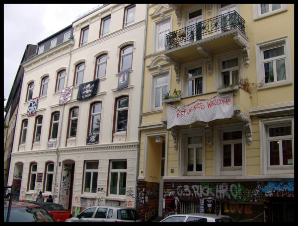 Gebäude am Paulinenplatz mit zwahlreichen Transparenten