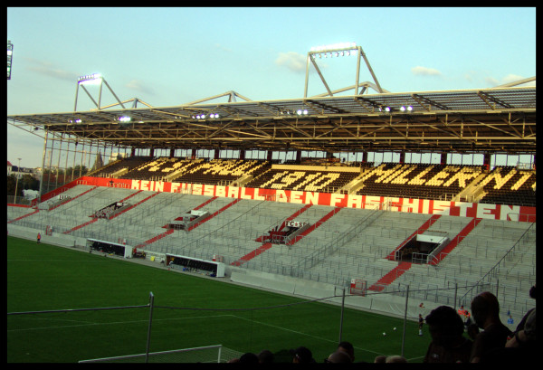 Kein Fußball den Faschisten! auf der Gegengerade vom Millerntor-Stadion