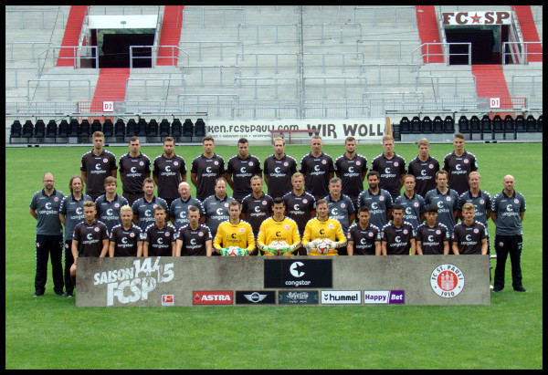 Mannschaftsfoto FC St. Pauli, Saison 2014-15, verlinkt zu jenem und den Spieler- Einzelportraits auf ipernity.com