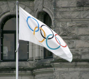Olympic-flag-Victoria von Makaristos - Eigenes Werk. Lizenziert unter Gemeinfrei über Wikimedia Commons - http://commons.wikimedia.org/wiki/File:Olympic-flag-Victoria.jpg#mediaviewer/File:Olympic-flag-Victoria.jpg