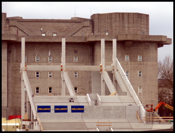 Blick auf die Nordkurvenbaustelle, wo man an einer Stelle bereits anhand der entstehenden Konstuktion erkennen kann, welche Höhe die Tribüne hat. Im Hintergrund der bereits halb verdeckte Bunker.