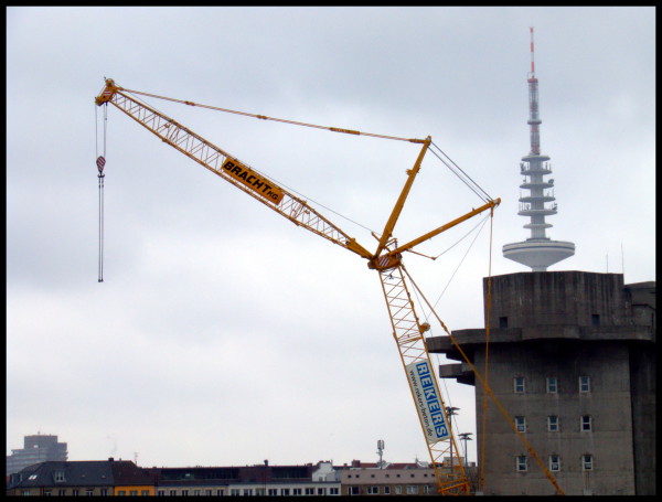 Blick auf den Kran in der Nordkurve, welcher die Betonelemente an ihre endgültige Position hievt.