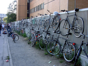 Am Zaun angeschlossene Fahrräder, teilweise aufgehängt