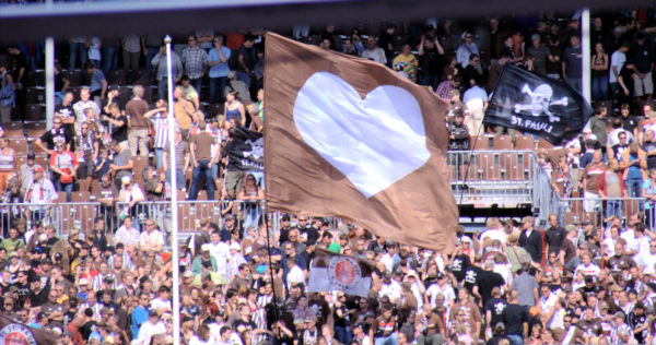 Herzensflagge. Find ich irgendwie klasse simpel und dennoch (oder gerade deswegen?) mit ner gut verstaendlichen Aussage