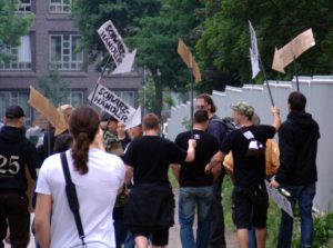 Schwarzmarkt - Tickethändler werden mit Pfeilen markiert