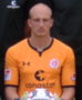 Portrait Svend Brodersen (aus dem Manschaftsfoto herausgecappt) mit orangenem Torwarttrikot und gehaltenem Ball