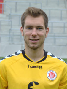 Portraitfoto Himmelmann, Torwart beim FC St. Pauli. Er trägt ein gelbes Trikot, im Hintergrund sieht man die grauen Zuschauerränge vom Millerntor-Stadion