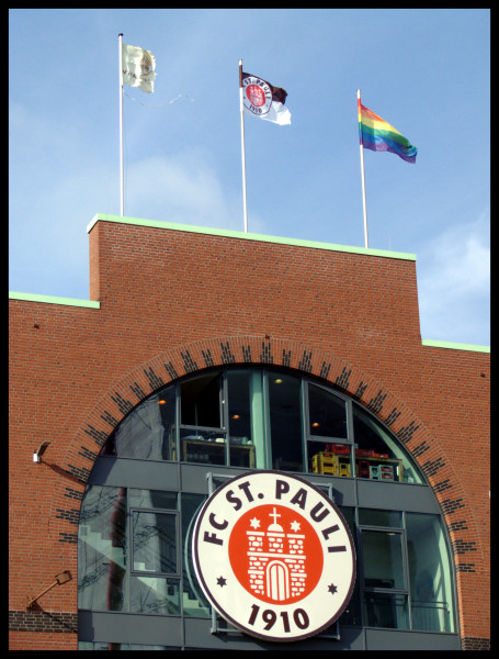 Endlich weht die Regenbogenflagge auf dem Millerntor-Stadion :-)