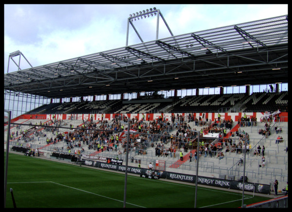 Etwa 30 Minuten nach Stadionöffnung. Sonst ist es im Stadion zu dem Zeitpunkt schon voller...?