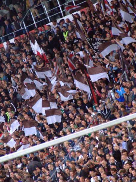 Gegengeraden - Ultras. ;-) Machen sich langsam echt gut, also, äh, gut für Gegengeradenverhältnisse natürlich. ;-) Nee, passt schon. :o)