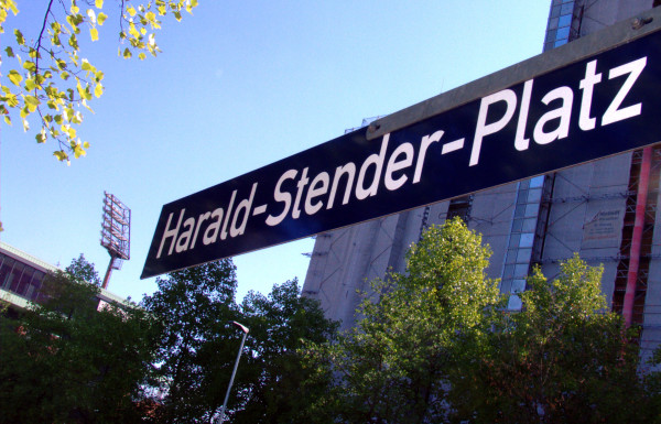 Straßenschild Harald-Stender-Platz auf dem Vorplatz der Südkurve im Millerntorstadion, Hamburg
