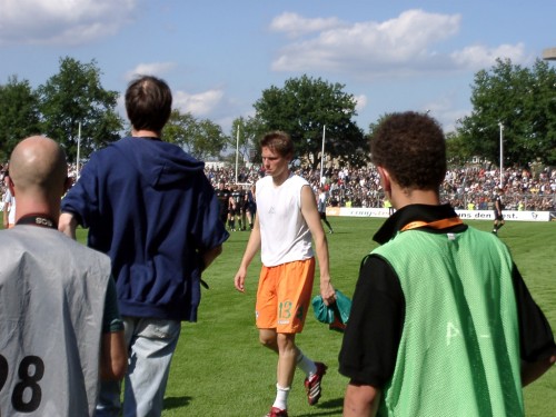 Gefrusteter Spieler von Werder Bremen nach Niederlage gegen St. Pauli