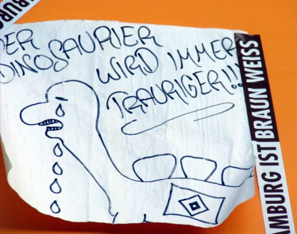 Zecihnung: Ein weinender Dinosaurier mit hsv-raute und dem Schriftzug "Der Dinosaurier wird immer trauriger"