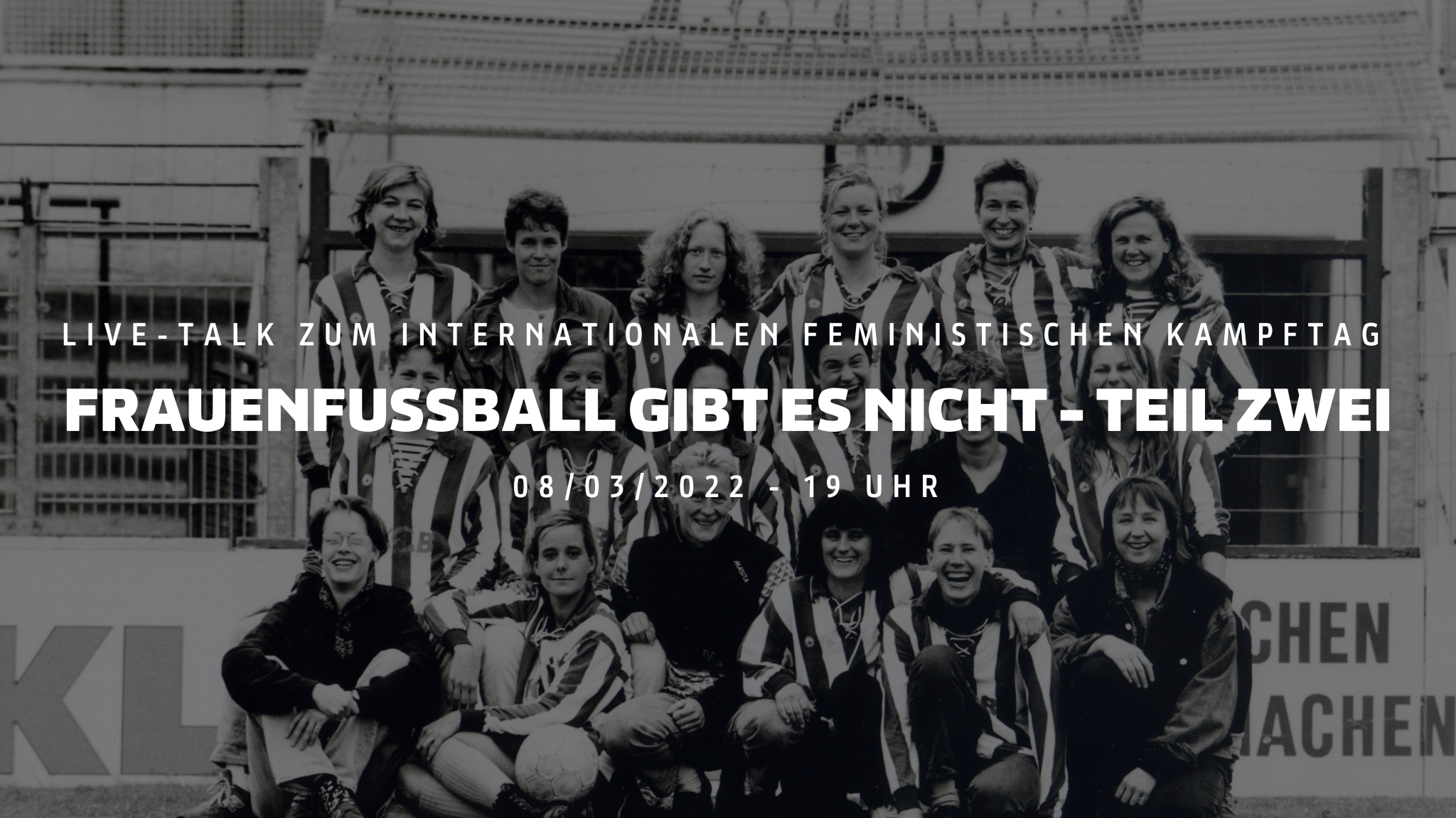 Veranstaltungsflyer zeigt ein Teamfoto der FC St. Pauli Fußballfrauen vor einem Tor, schwarz-weiß-Foto von Herbert Perl/Archiv 1910 e.V.