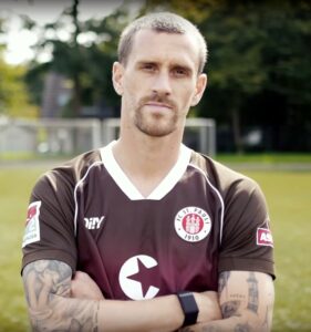 Portraitfoto Simon Zoller, Stürmer beim FC St. Pauli. Video-Capture von https://www.youtube.com/watch?v=pOlMO4U9k4A, fcstpauli.tv auf YouTube.com