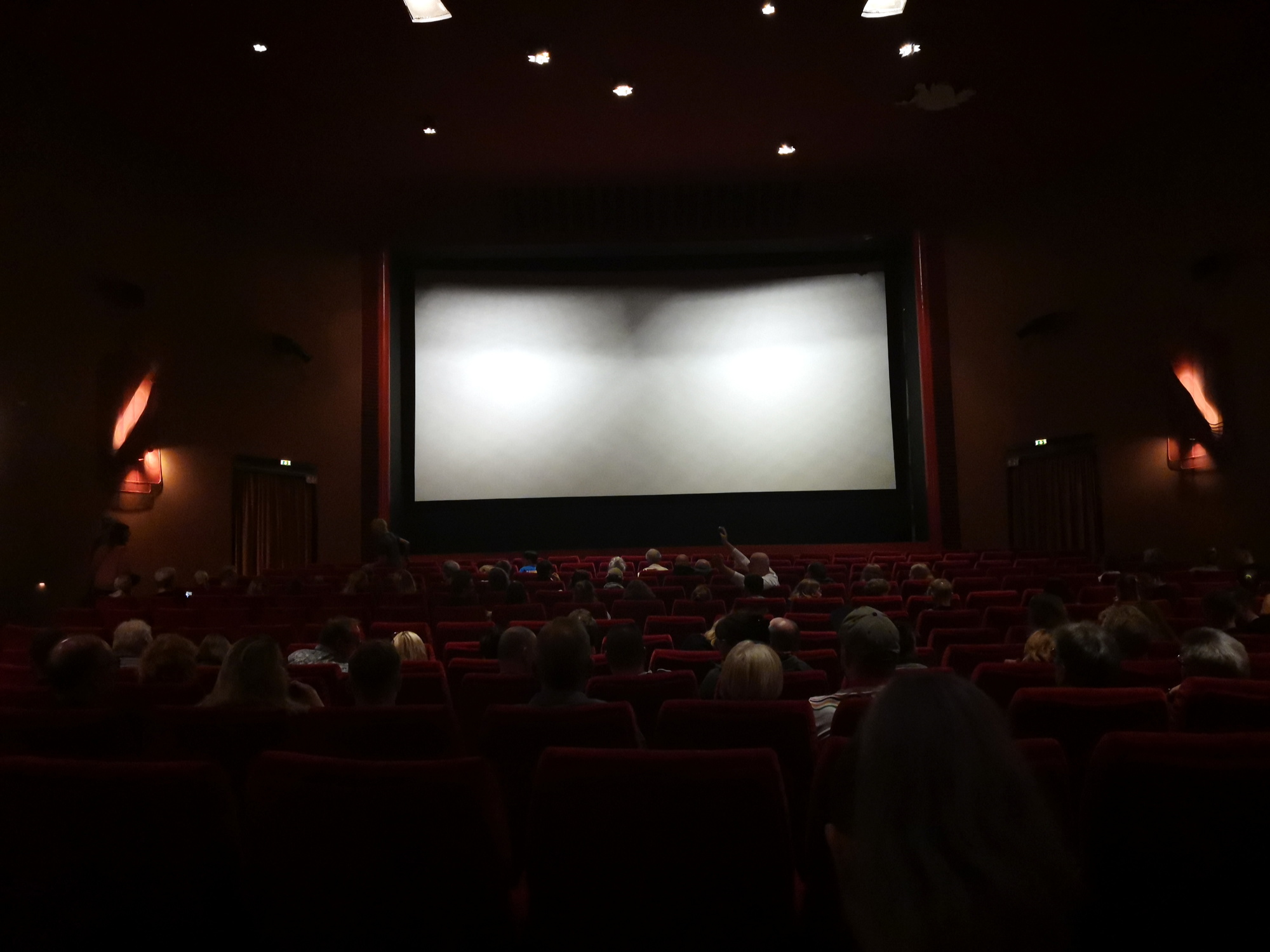 Kinosaal. Zu sehen das Holi-Kino in Hamburg, Saal Holi 1 am Tag der Premiere von Wochenendrebellen. Weißes, unaufdringliches Licht.