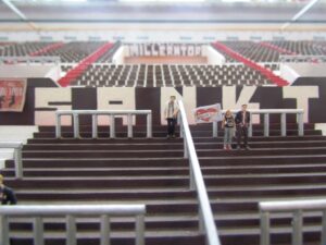 Meine Position in der Südkurve vom Millerntor-Stadion, veranschaulicht anhand einer Miniatur-Version von Stadion und mir.